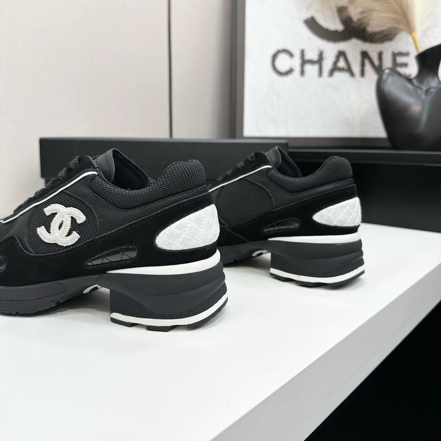 👟👟Ex-factory price 640👟👟Chanel Panda Shoes! 2025 counter's top casual sports shoes. This classic design; the upper is electro-embroidered with a variety of techniques; the outsole is fashionable and sporty; the unusual inclusion of a variety of color matching elements... The diversified mix and match is very good-looking and versatile, and can be used for leisure, fashion, sports, and outdoor... ꫛꫀꪝ Go➫ Materials: ❶Upper made of: original imported first-layer silk cowhide + original waterproof cloth + original first-layer cowhide ❷Inner lining: Original Yangli+wang ❸ Outsole based on: Original TPU combination outsole Counter boutique packaging complete set for women 35–41